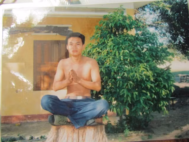 Hoàng Đặng Hùng nghịch ngợm tại doanh trại D2, F146. Ảnh nhà báo Mai Thanh Hải chụp lại từ gia đình liệt sĩ Hoàng Đặng Hùng.