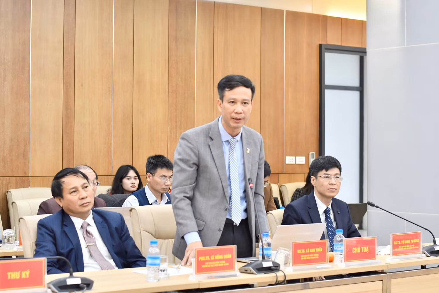 Giáo sư, Tiến sĩ Lê Anh Tuấn, Chủ tịch Hội đồng trường Đại học Bách Khoa Hà Nội thay mặt chủ tọa phát biểu. (Ảnh: Huệ Mai).