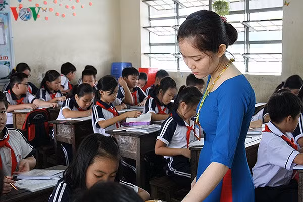 Sĩ số lớp học quá đông gây áp lực lên cả học sinh và giáo viên (Ảnh minh họa: vov.vn). Sĩ số lớp học quá đông gây áp lực lên cả học sinh và giáo viên (Ảnh minh họa: vov.vn).