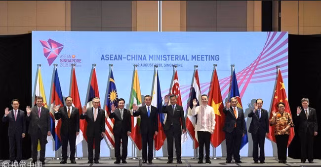 Các Bộ trưởng Bộ Ngoại giao ASEAN và Trung Quốc tại Singapore. Ảnh: VCG. Các Bộ trưởng Bộ Ngoại giao ASEAN và Trung Quốc tại Singapore. Ảnh: VCG.