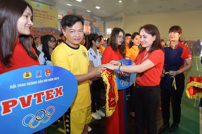 Chủ tịch Công đoàn Dầu khí Việt Nam Nghiêm Thùy Lan trao tặng hoa và cờ lưu niệm cho các đoàn vận động viên tham gia Hội thao.