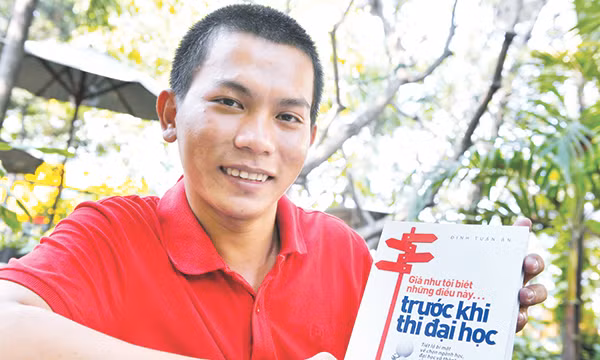 Đinh Tuấn Ân cùng cuốn sách "Giá như tôi biết những điều này trước khi thi đại học" (Ảnh: tác giả cung cấp).