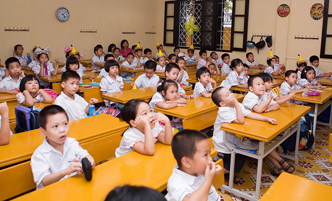 Sĩ số lớp học quá đông gây áp lực lên quá trình học tập và giảng dạy (Ảnh minh họa: laodong.vn). Sĩ số lớp học quá đông gây áp lực lên quá trình học tập và giảng dạy (Ảnh minh họa: laodong.vn).