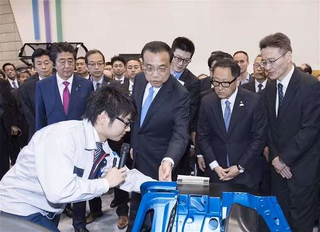 Thủ tướng Trung Quốc, Lý Khắc Cường thăm nhà máy sản xuất ô-tô của Toyota tại tỉnh Hokkaido, Nhật Bản ngày 11/5/2018 (Nguồn: Xinhua). Thủ tướng Trung Quốc, Lý Khắc Cường thăm nhà máy sản xuất ô-tô của Toyota tại tỉnh Hokkaido, Nhật Bản ngày 11/5/2018 (Nguồn: Xinhua).