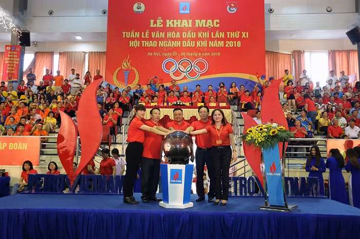 Lãnh đạo Tổng Liên đoàn Lao động Việt Nam, Tập đoàn Dầu khí Việt Nam và Công đoàn Dầu khí Việt Nam thực hiện nghi lễ khai mạc Tuần lễ Văn hóa Dầu khí lần thứ XI và Hội thao ngành Dầu khí năm 2018.