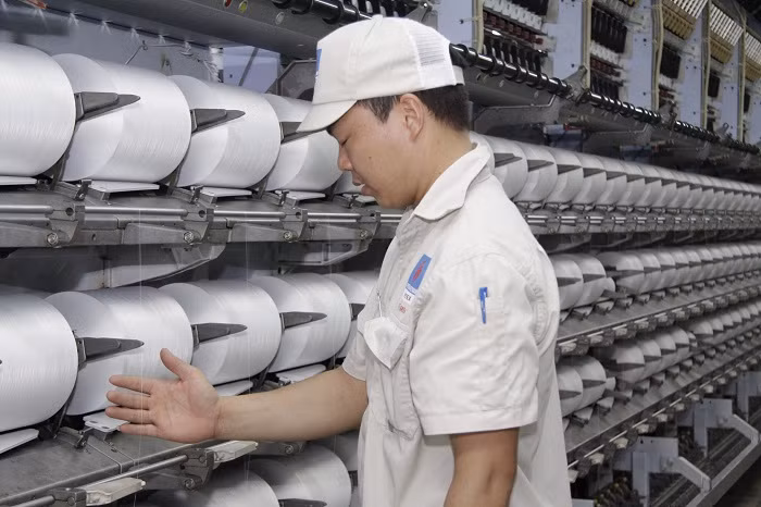 Vận hành dây chuyền sản xuất sơ xợi DTY tại Nhà máy Xơ sợ Đình Vũ.