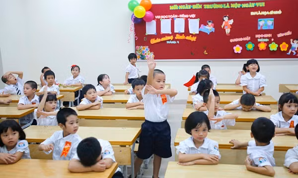Đừng để các em bị cô độc trong vai trò cán sự lớp (Ảnh minh họa: baohaiquan.vn).