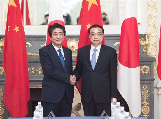 Thủ tướng Nhật Bản, Shinzo Abe (bên trái) tiếp Thủ tướng Trung Quốc, Lý Khắc Cường (bên phải) tại Tokyo ngày 09/5/2018 (Nguồn ảnh: gov.cn). Thủ tướng Nhật Bản, Shinzo Abe (bên trái) tiếp Thủ tướng Trung Quốc, Lý Khắc Cường (bên phải) tại Tokyo ngày 09/5/2018 (Nguồn ảnh: gov.cn).