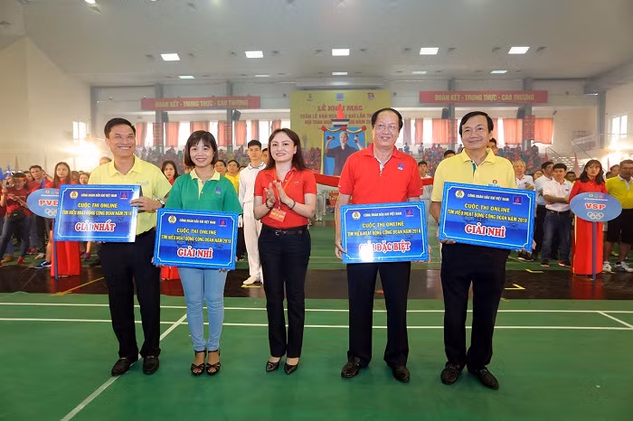Chủ tịch Công đoàn Dầu khí Việt Nam Nghiêm Thùy Lan trao giải cho các đội thi đạt giải trong Cuộc thi online "Tìm hiểu hoạt động công đoàn năm 2018".