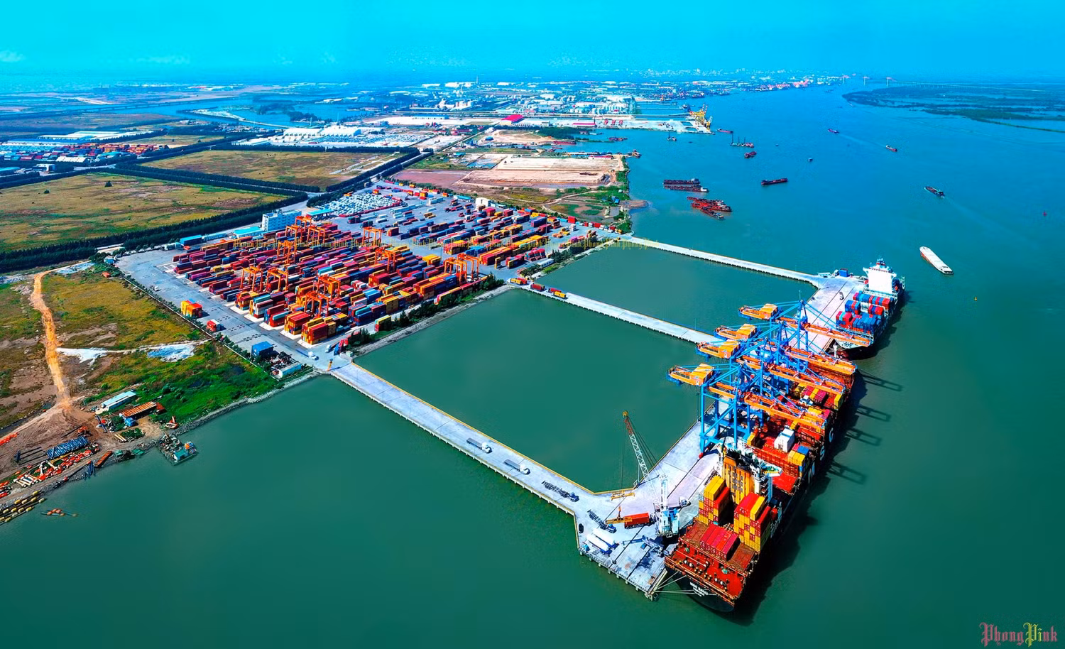 Hải Phòng đã và đang trở thành một điểm đến tiềm năng, quan trọng cho các nhà đầu tư trong và ngoài nước. (Ảnh: Nguyễn Hồng Phong) Hải Phòng đã và đang trở thành một điểm đến tiềm năng, quan trọng cho các nhà đầu tư trong và ngoài nước. (Ảnh: Nguyễn Hồng Phong)