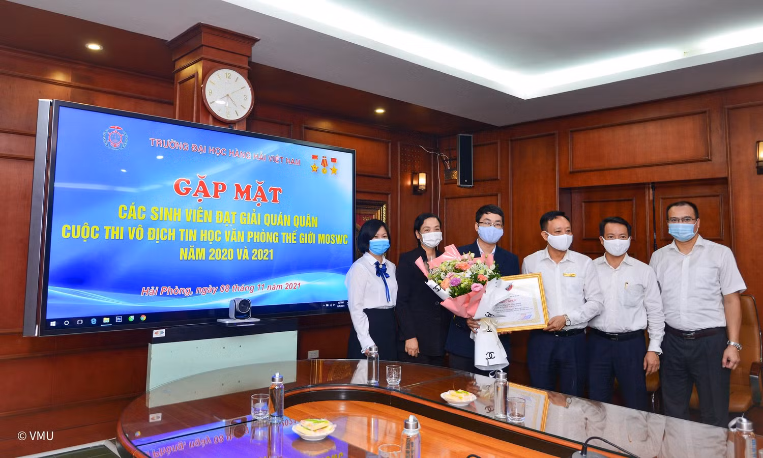 Ban giám hiệu Trường Đại học Hàng hải Việt Nam gặp mặt động viên em Nguyễn Đức Phát trước khi thi (Ảnh: CTV) Ban giám hiệu Trường Đại học Hàng hải Việt Nam gặp mặt động viên em Nguyễn Đức Phát trước khi thi (Ảnh: CTV)