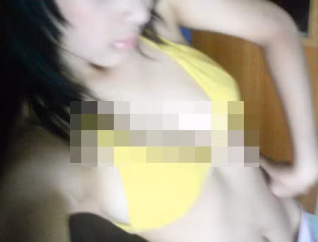 Những hội thích sex này cũng thường tổ chức những buổi gặp mặt nhưng chủ yếu là sex. Nhiều khi nhóm còn tổ chức những buổi party sex. Một căn phòng bé được trở thành tụ điểm của sex tập thể. Rất nhiều bạn trẻ đã tự đẩy mình vào những thế giới ảo đen tối và họ nhanh chóng đánh mất mình. (Ảnh: Kiểu khoe thân luôn được ưa chuộng trên những diễn đàn này, thậm chí là nude).