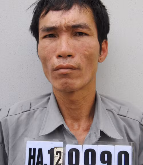 Một trường hợp đau lòng của mối quan hệ "máy bay - phi công" này là trường hợp của bà Nguyễn Thị Vân (SN 1960). Không facebook, không tham gia hội nhóm nào nhưng bà Vân lại là nạn nhân của mối quan hệ tình cảm lệch lạc này. Cặp kè với một "phi công" kém mình 11 tuổi là Đỗ Huy Phong (SN 1971), bà đã bị chính "phi công" của mình sát hại một cách dã man ngay tại nhà riêng của bà ở số 18/15, khu dân cư Kiều Sơn, phường Đằng Lâm – quận Hải An - Hải Phòng vào sáng sớm ngày 26-5. (Ảnh: Kẻ thủ ác Đỗ Huy Phong)