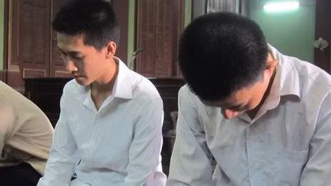 Một trường hợp khác là mối quan hệ của chị Nguyễn Thị Hoài Tâm với "phi công" Tăng Hiến Đức. Đức mới 24 tuổi nhưng đã cặp kè với chị Tâm hơn y nhiều tuổi và đã từng có một đời chồng. Vì thấy chồng cũ chị Tâm hay qua lại nên Đức nảy ra ý định bắt cóc con chị Tâm để tống tiền 300 triệu. (Ảnh: Gã "phi công trẻ" Tăng Hiến Đức và đồng bọn trong vụ bắt cóc tống tiền "máy bay").