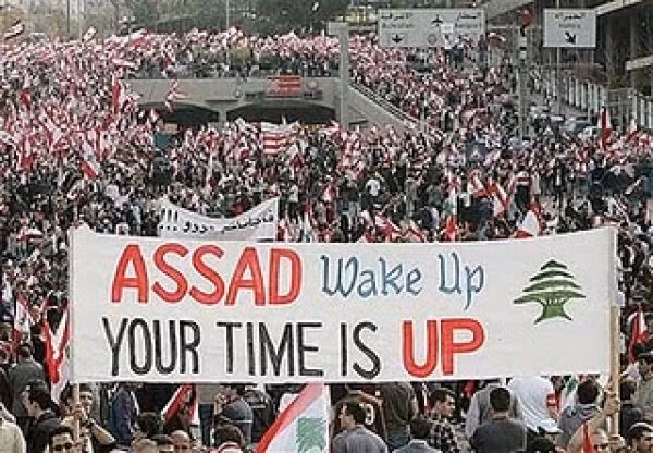 Người biểu tình xuống đường giương cao khẩu hiệu chống đối Tổng thống Assad Người biểu tình xuống đường giương cao khẩu hiệu chống đối Tổng thống Assad