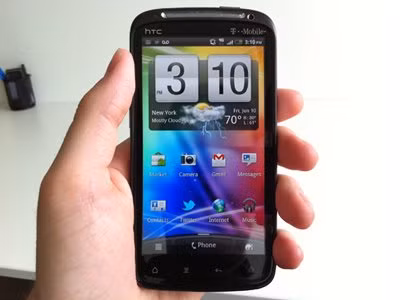 HTC Sensation Mặc dù đã xuất hiện trên thị trường khá lâu nhưng HTC Sensation vẫn là 1 trong những lựa chọn hợp lý nhất hiện nay. Máy có màn hình rất đẹp và camera có khả năng quay phim 1080p full HD cùng mức giá khá ổn bởi ra đời đã lâu.