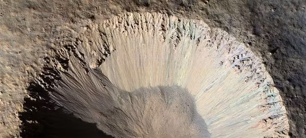 Camera HiRiSE trên tàu thăm dò sao Hỏa Reconnaissance của Cơ quan vũ trụ Mỹ (NASA) đã ghi lại hình ảnh sườn một miệng hố lớn trên hành tinh đỏ.