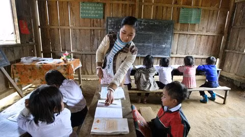 Cô Thương cho biết, phải mất một thời gian mới không bị nhầm lẫn giáo án giữa các lớp và dù rất mệt vẫn luôn cố gắng sát sao với từng học sinh của cả 3 lớp.