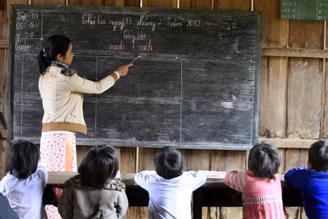 5 học sinh lớp 1, 3 học sinh lớp 2 và 3 học sinh lớp 3 hàng ngày học trong cùng một phòng học và mỗi lớp ngồi quay về phía bảng dành cho lớp mình. Trong khi các học sinh lớp 2 và 3 đang học toán thì những học sinh lớp 1 đang luyện đọc trong giờ học môn Tiếng Việt