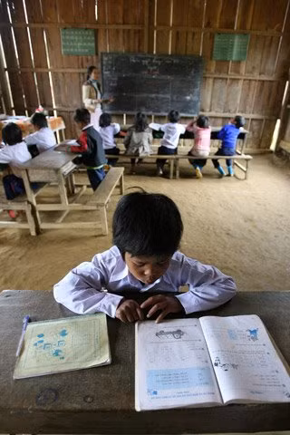 Trong lúc học trò lớp 3 đang vắt óc làm bài toán được giáo viên giao.