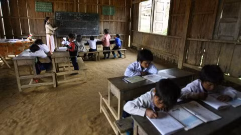 Nằm heo hút ở vùng núi cao thuộc huyện Tây Giang, tỉnh Quảng Nam, trường Tiểu học Ch’Ơm (xã Ch’Ơm) chỉ cách thị trấn Tây Giang hơn 50 km nhưng nếu đi bằng ô tô địa hình cũng phải mất chừng 4 giờ đồng hồ. Học sinh trường TH Ch’Ơm 100% là dân tộc C’Tu. Tại điểm chính của trường đã hơn một năm nay tồn tại một lớp học đặc biệt. Lớp học có sĩ số 11 học sinh nhưng lại ở 3 độ tuổi và trình độ khác nhau. Giáo viên chủ nhiệm của lớp học đặc biệt này là cô giáo Nguyễn Thị Bé Thương luôn phải soạn 3 giáo án trong mỗi buổi lên lớp. Công việc này đã kéo dài hơn năm nay, vì thiếu giáo viên, học sinh đến lớp không nhiều.