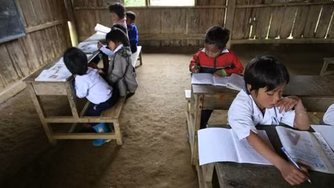 Không dễ làm bài tập khi học trò lớp này đang học toán, học trò lớp kia lại đang ôn bài tập đọc ngay sát bên cạnh.