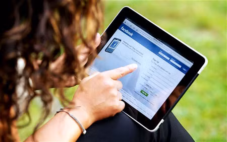 Đánh máy bằng iPad trong thời gian dài sẽ gây đau cơ ở một số bộ phận cơ thể. (Nguồn: Telegraph) Đánh máy bằng iPad trong thời gian dài sẽ gây đau cơ ở một số bộ phận cơ thể. (Nguồn: Telegraph)