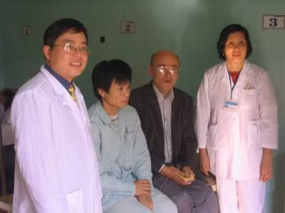 GS. Chirstian Dao (thứ 2 từ phải sang) trong một buổi hội chẩn với các bác sĩ Việt Nam tại Bệnh viện E.