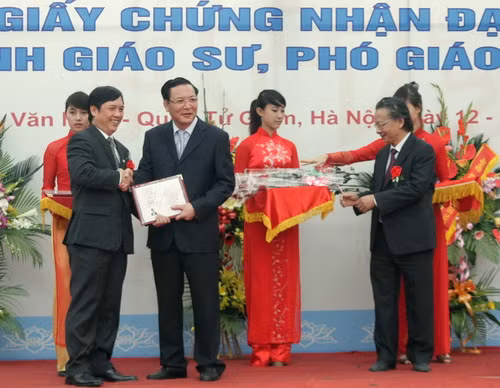 Bộ trưởng Phạm Vũ Luận trao giấy chứng nhận đạt tiêu chuẩn chức danh GS, PGS cho các tân GS, PGS 2011 Bộ trưởng Phạm Vũ Luận trao giấy chứng nhận đạt tiêu chuẩn chức danh GS, PGS cho các tân GS, PGS 2011