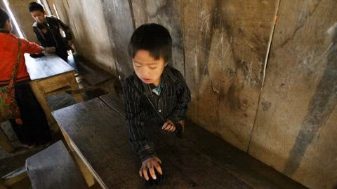 Sương mù dày đặc suốt mùa đông ,phòng học trống hoác khiến bàn ghế, sách vở luôn ẩm ướt, vào mỗi buổi học, việc đầu tiên của những trò nhỏ là lau bàn ghế ướt nhoèn hơi sương.