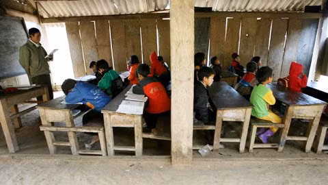 Do thiếu phòng học, thiếu vật liệu, cán bộ giáo viên nhà trường đã khắc phục bằng cách dỡ toàn bộ ván ở vách ngoài làm vách ngăn giữa các lớp học nên những phòng học này trống hẳn một bên vách.