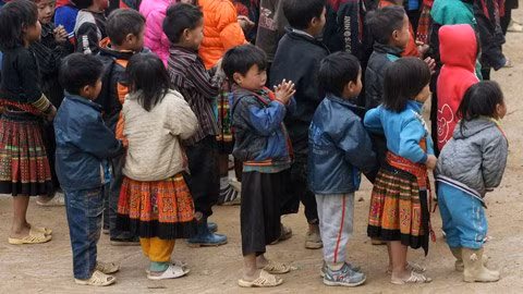 Đa phần những học trò Háng Đồng mặc không đủ ấm, chân không giầy, tất suốt mùa đông.