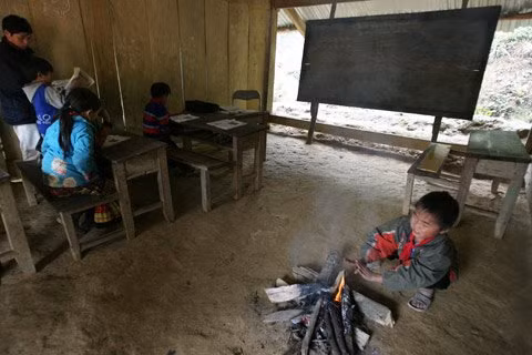 Thời tiết rét thấu xương, phòng học lại trống vách sau khiến tay tê cóng không thể viết, các cô cậu trò nhỏ thường xuyên phải hơ tay trên lửa.