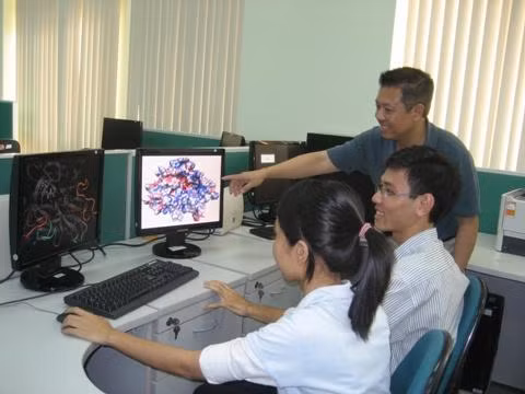 Giáo sư Trương Nguyện Thành chụp tại Viện Khoa Học-Công Nghệ-Thông Tin ở Sài Gòn Giáo sư Trương Nguyện Thành chụp tại Viện Khoa Học-Công Nghệ-Thông Tin ở Sài Gòn
