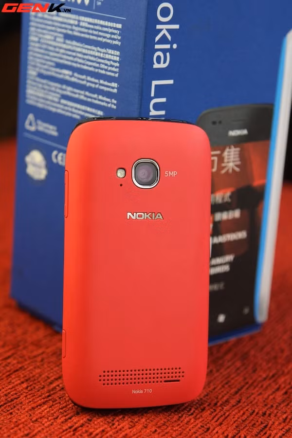 Lumia 710 có cấu hình khá ổn với chip 1.4MHz, RAM 512MB và camera 5MP. Lumia 710 hiện đã có mặt ở Việt Nam với giá 7,6 triệu đồng