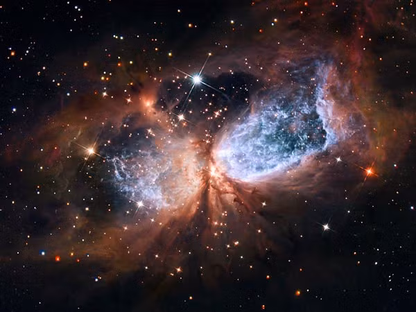 Kính thiên văn vũ trụ Hubble đã ghi lại được hình ảnh mới nhất của khu vực sao đang hình thành Sh 2-106. Bức ảnh cho thấy các đám mây vật chất và khí gas đang được hình thành từ ngôi sao trẻ S106 IR tạo thành hình cánh bướm rất đẹp.