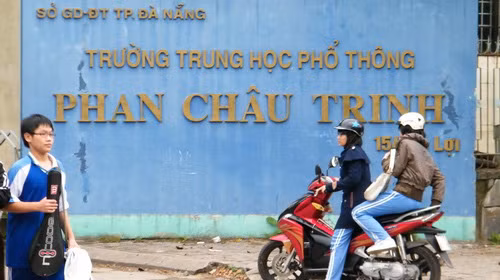 Nếu đã nhắc nhở, tuyên truyền nhưng học sinh vẫn cố tình vi phạm thì mức xử phạt cao nhất là đuổi học một năm, nhẹ hơn là đuổi học một tháng, một tuần và hạ bậc hạnh kiểm