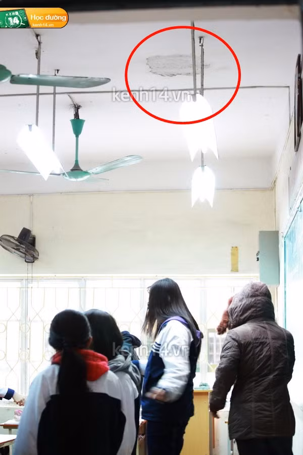 Các lớp học khác ở tầng 1, trần đều có những mảng bong tróc.