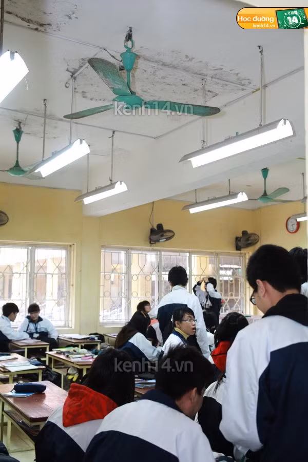 Các lớp học khác ở tầng 1, trần đều có những mảng bong tróc.
