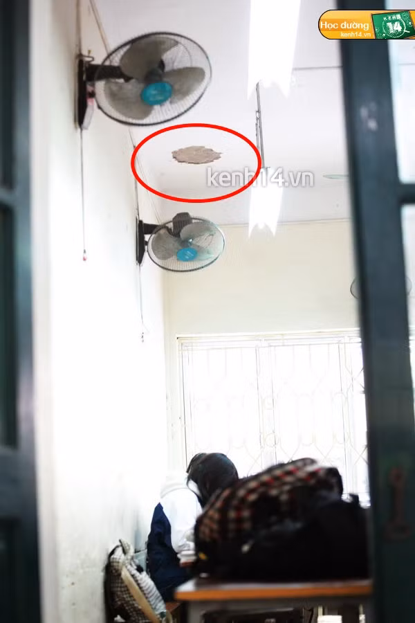 Các lớp học khác ở tầng 1, trần đều có những mảng bong tróc.
