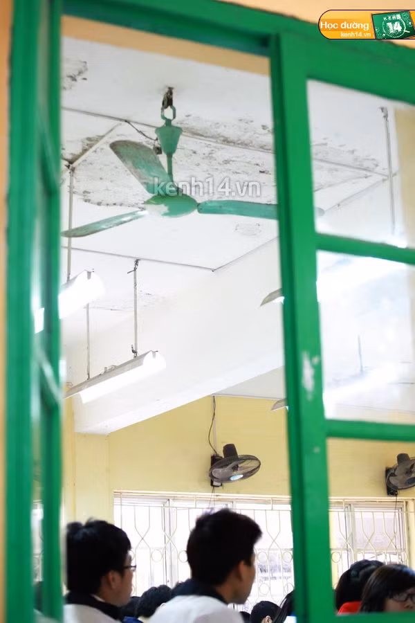 Các lớp học khác ở tầng 1, trần đều có những mảng bong tróc.
