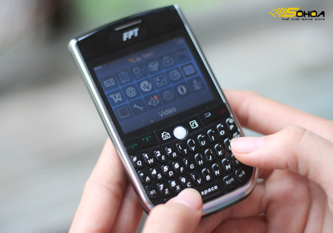F-Mobile F99 (1,3 triệu đồng) Với các chương trình quảng cáo trước đây, F99 là thiết bị rẻ và bán tốt nhất, đặc biệt ở các hệ thống FPT Store. Sản phẩm này hỗ trợ hai sim, camera 2 Megapixel và thiết kế dạng bàn phím QWERTY.