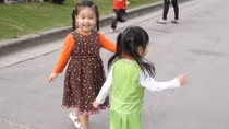 Trẻ thơ cần vui chơi, học hành đúng với lứa tuổi