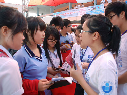 Thí sinh tìm hiểu thông tin tuyển sinh tại Trường ĐH Quốc tế thuộc ĐH Quốc gia TPHCM. Ảnh: Tấn Thạnh