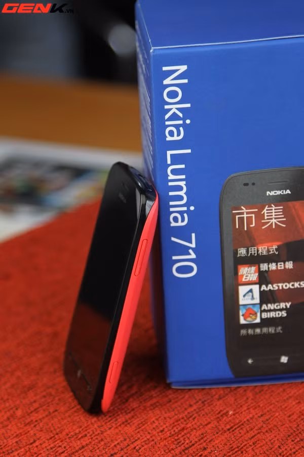 Máy có bộ nhớ trong 8GB, không hỗ trợ thẻ nhớ.