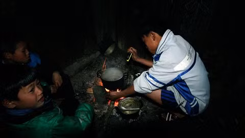 Chiếc đèn tích hợp trên điện thoại di động trở nên hữu dụng với các trò nhỏ nhà ở bản Chống Cha cách trường 3 giờ đi bộ.