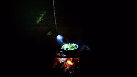 Chỉ khi cần thiết chiếc đèn pin mới được bật để làm sao 2 viên pin tiểu dùng vừa vặn trong 1 tuần.