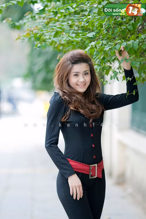 Bạn từng chia sẻ sau khi tốt nghiệp sẽ chọn nghề quản lý như ngành mình đang theo học. Quyết định này là ở bạn hay do anh Vinh, bố mẹ và các chị gái định hướng? Thực ra bố mẹ và anh chị của mình luôn tôn trọng suy nghĩ cũng như quyết định của mình, vì thế mà mọi người không bao giờ tạo ra áp lực chọn nghề nghiệp cho mình. Quyết định sau này ra trường có một công việc ổn định phù hợp với ngành mình đang theo học là do bản thân mình muốn như thế. Bạn từng chia sẻ sau khi tốt nghiệp sẽ chọn nghề quản lý như ngành mình đang theo học. Quyết định này là ở bạn hay do anh Vinh, bố mẹ và các chị gái định hướng? Thực ra bố mẹ và anh chị của mình luôn tôn trọng suy nghĩ cũng như quyết định của mình, vì thế mà mọi người không bao giờ tạo ra áp lực chọn nghề nghiệp cho mình. Quyết định sau này ra trường có một công việc ổn định phù hợp với ngành mình đang theo học là do bản thân mình muốn như thế.