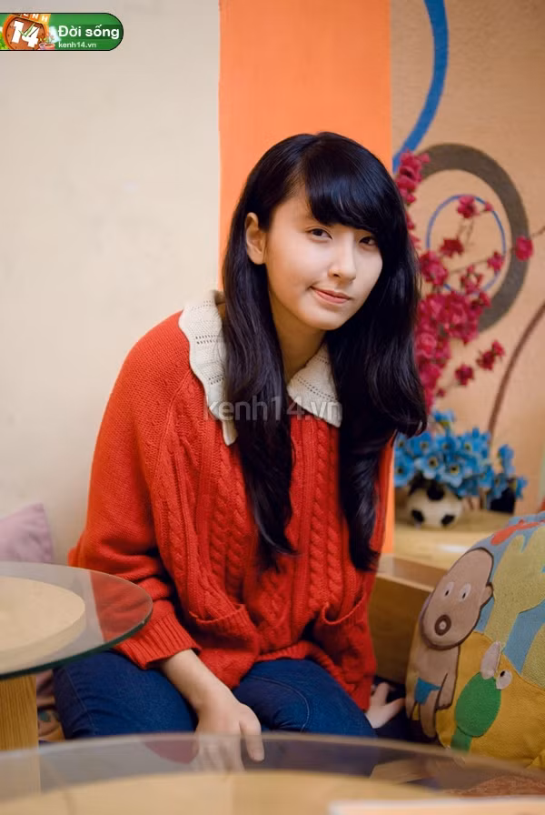 Xin chào Phương Hà. Sau khi clip về trường Chu Văn An của nhóm BKT Productions nổi tiếng trên mạng, rất nhiều người tò mò về nhân vật nữ chính. Bạn cảm thấy sao trước sự thành công của clip cũng như khi được mọi người biết đến? Mình cảm thấy rất vui và hạnh phúc khi clip nhận được sự nhiều sự quan tâm đến vậy. Từ khi clip được đăng tải, đã có rất nhiều người quan tâm, chia sẻ trên Facebook, khiến mình và BKT cảm thấy rất vui vì sản phẩm của bọn mình được đã đón nhận. Thú thực là mình hơi bất ngờ khi thấy "All about CVA" nổi tiếng vượt cả mong đợi như vậy (cười). Nhân đây, mình cũng xin thay mặt nhóm gửi lời cám ơn tất cả mọi người đã quan tâm đến clip. Những phản hồi dù thế nào đều rất có ý nghĩa với chúng mình, giúp chúng mình hiểu hơn và cố gắng để hoàn thiện hơn nữa.
