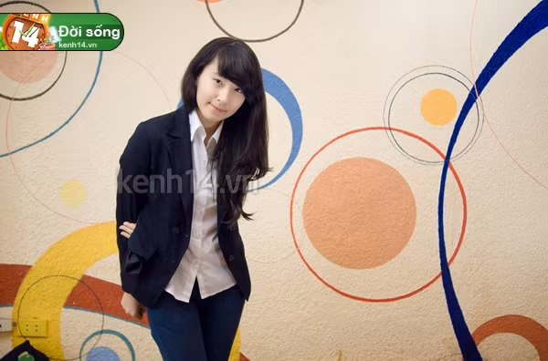 Phương Hà trong bộ đồng phục của học sinh Chu Văn An.